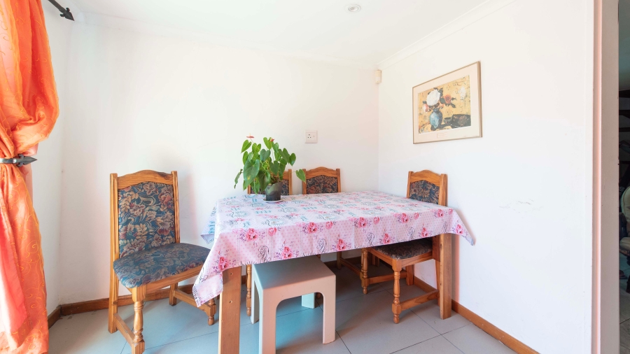 5 Bedroom Property for Sale in Avondale Western Cape